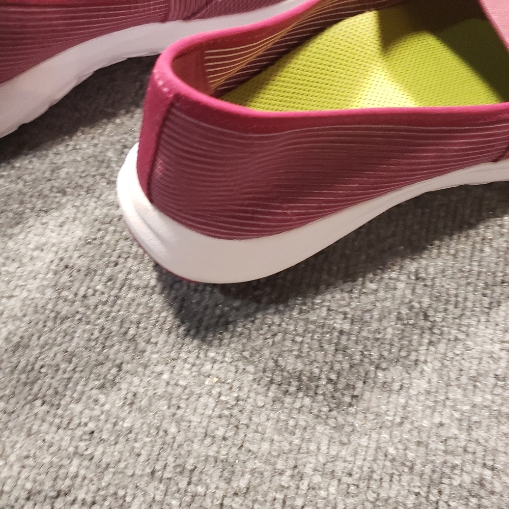 L.L. Bean Women's Maroon Slip-On Flats/shoes size 9 White soles - Picture 4 of 9